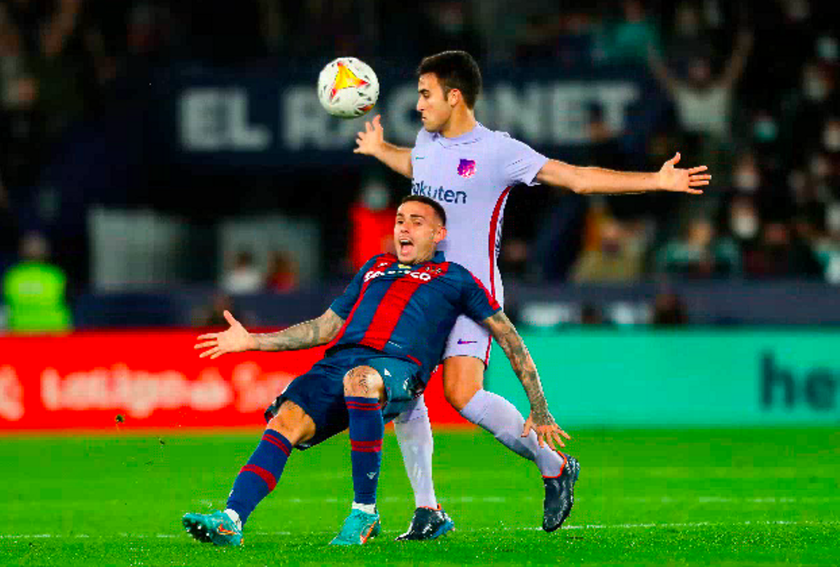 Eric García defiende a Roger durante el Levante-Barça en el 'Ciutat de Valencia'