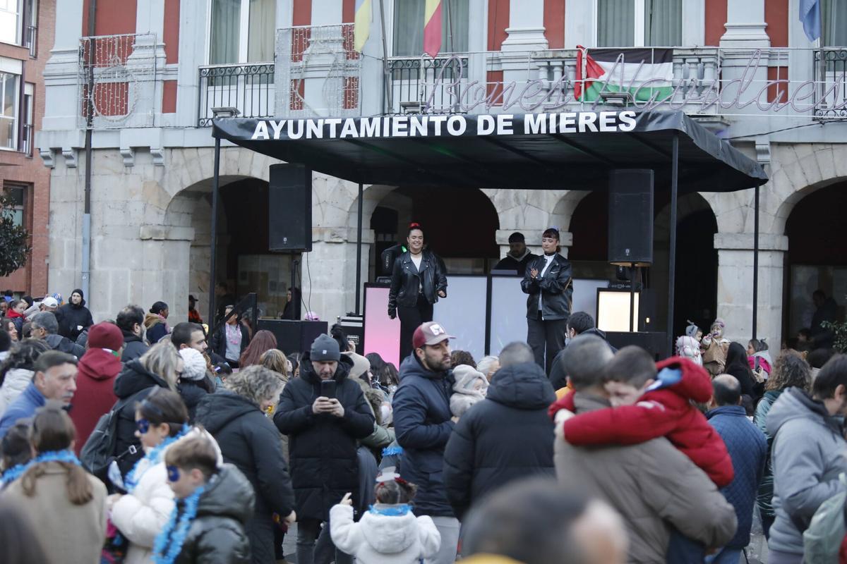 Las familias de Mieres, disfrutando de la Nochevieja Infantil.