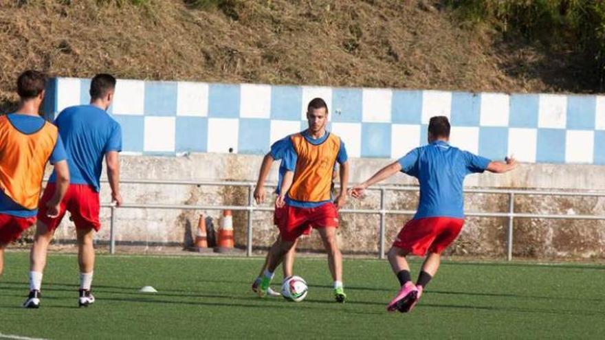 Un momento del entrenamiento de ayer del Tuilla en El Candín.