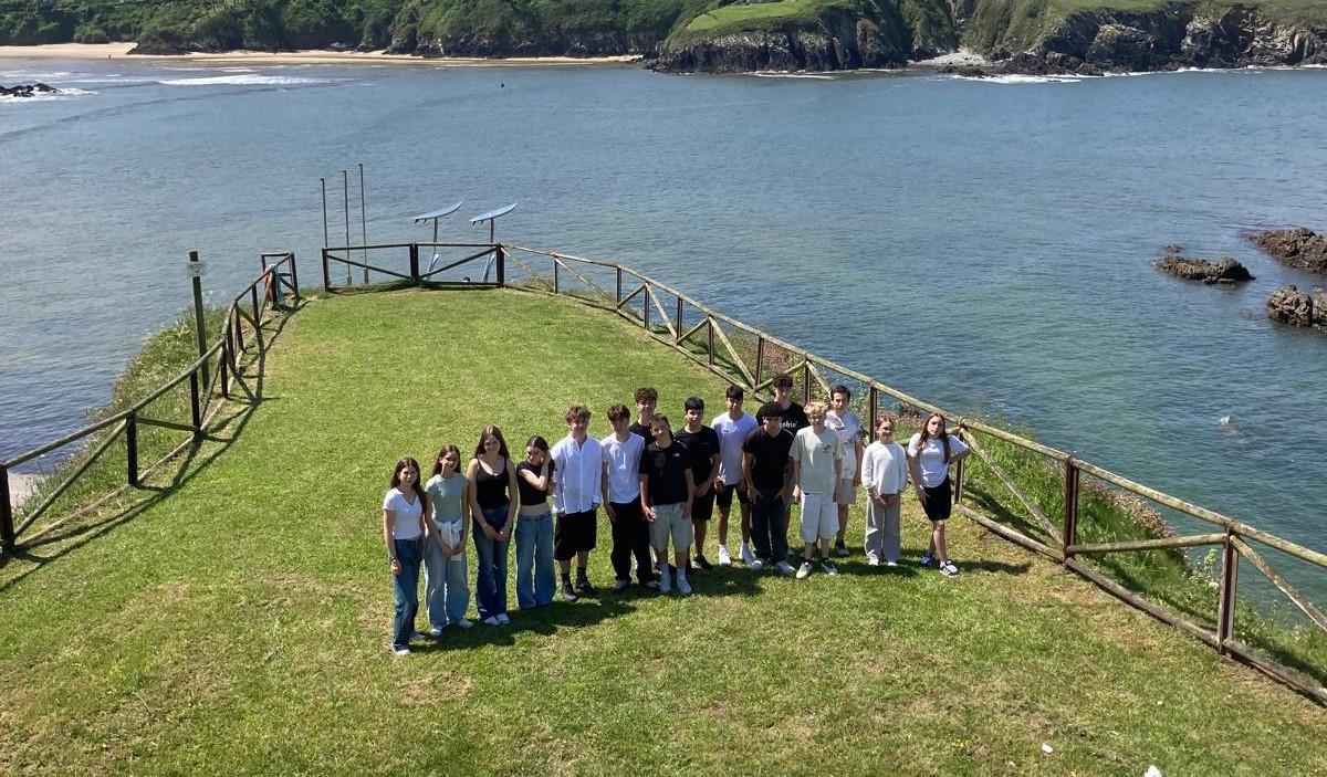 Un grupo de estudiantes europeos en la playa de Tapia.