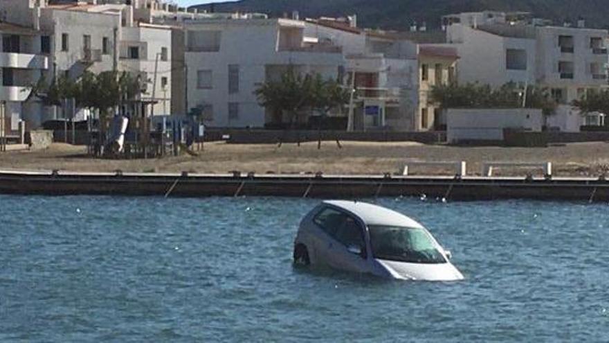 Un cotxe cau al mar al Port de la Selva