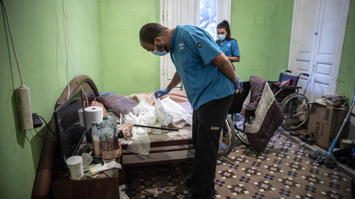  Yanira y Javier, trabajadores del CUESB, atienden a una persona mayor en un domicilio del Eixample.