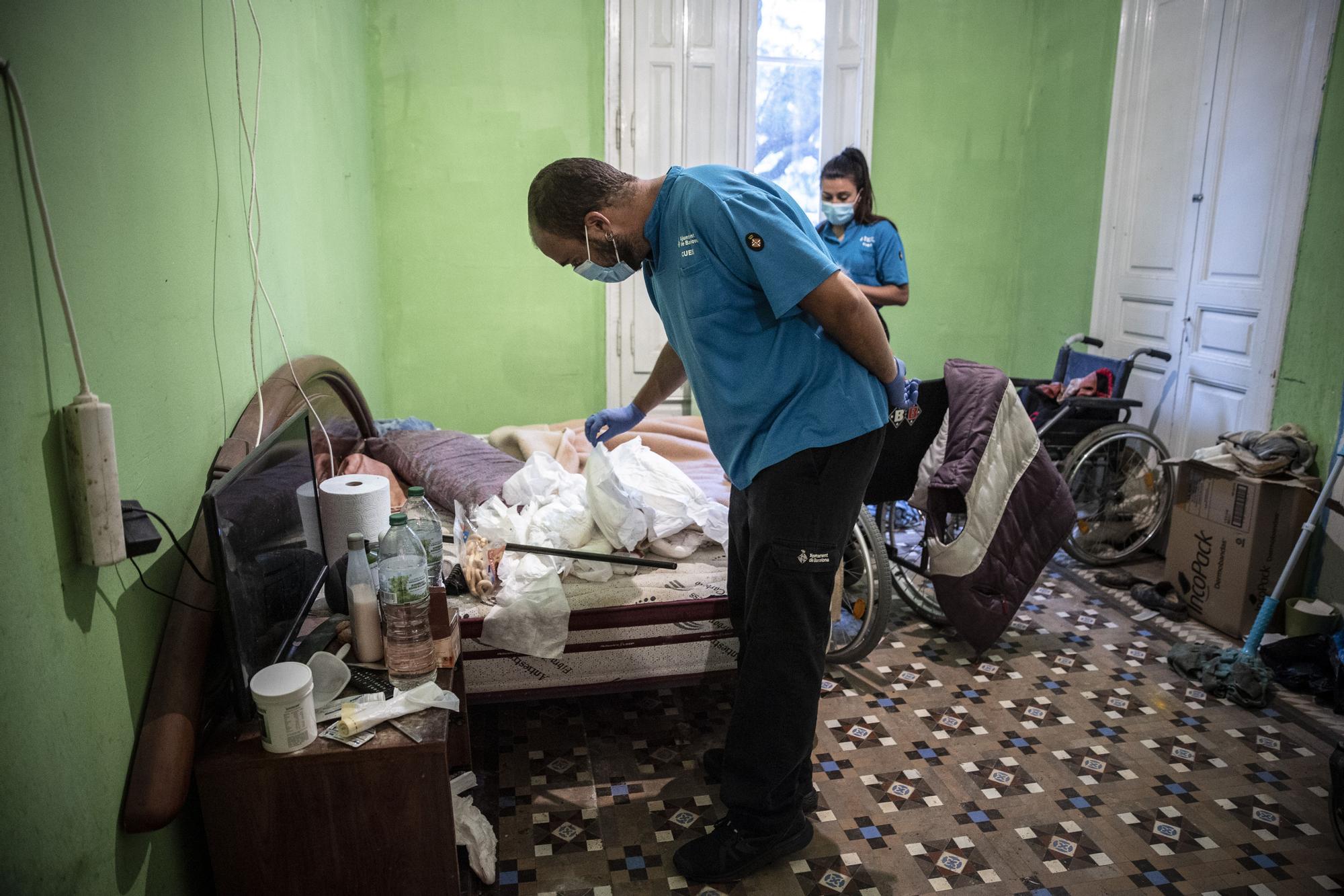 Yanira y Javier, trabajadores del CUESB, atienden a una persona mayor en un domicilio del Eixample.
