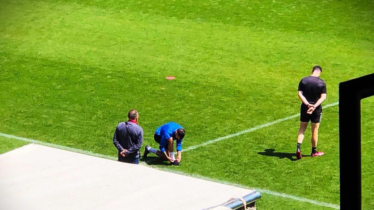 José Artiles, en el entreno del miércoles, atándose las botas antes de empezar a tocar el balón.