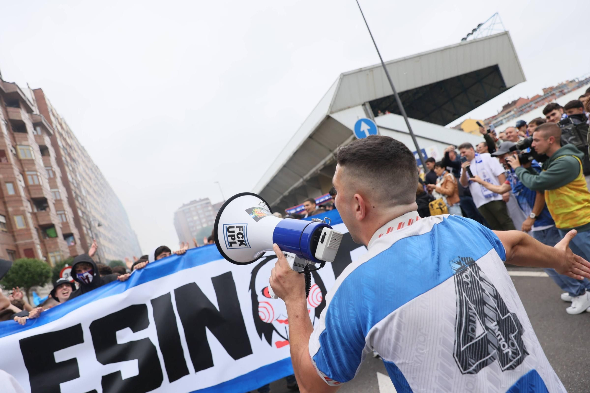 EN IMÁGENES: Avilés se tiñe de blanquiazul para la final por el ascenso ante el Rayo Majadahonda