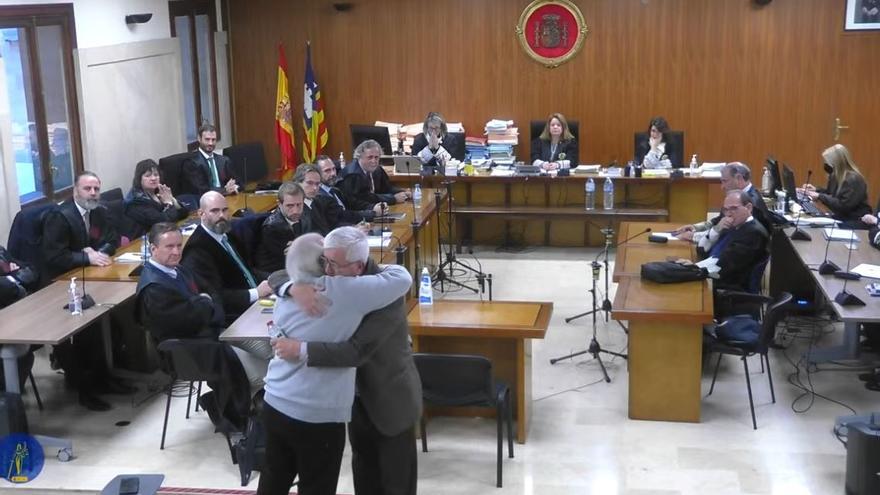 Cursach y Sbert se abrazan al final del juicio.