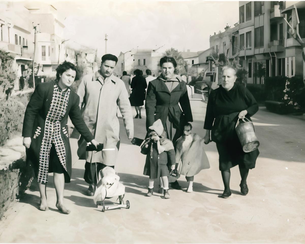 Una familia, en la Avinguda al Vedat.