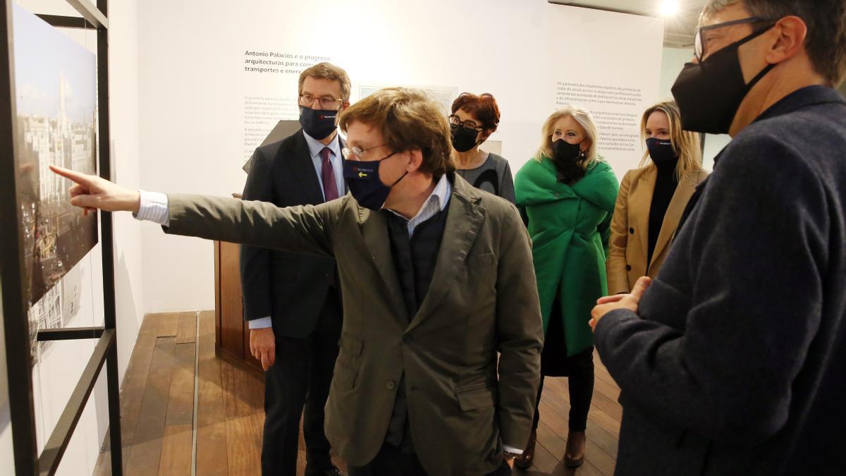 Martínez-Almeida, junto a Feijóo en el Museo do Mar