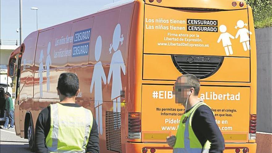 Inmovilizado en barcelona el autobús transfóbico