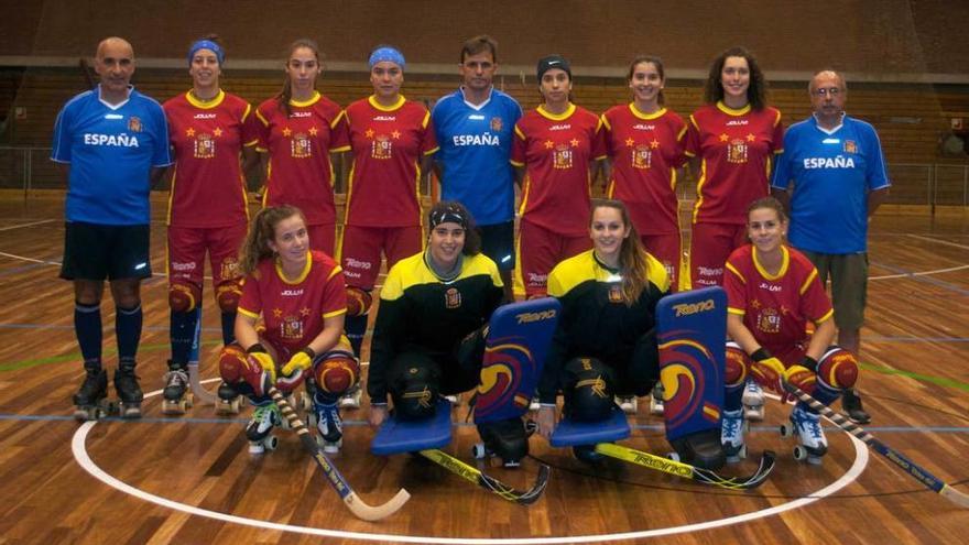 La selección española, con las jugadoras del Hostelcur María Diez y Marta Fernández, segunda y tercera de pie por la izquierda; la gijonesa Natasha Lee, cuarta; Sara González, sexta, y Anna Casarramona, octava.