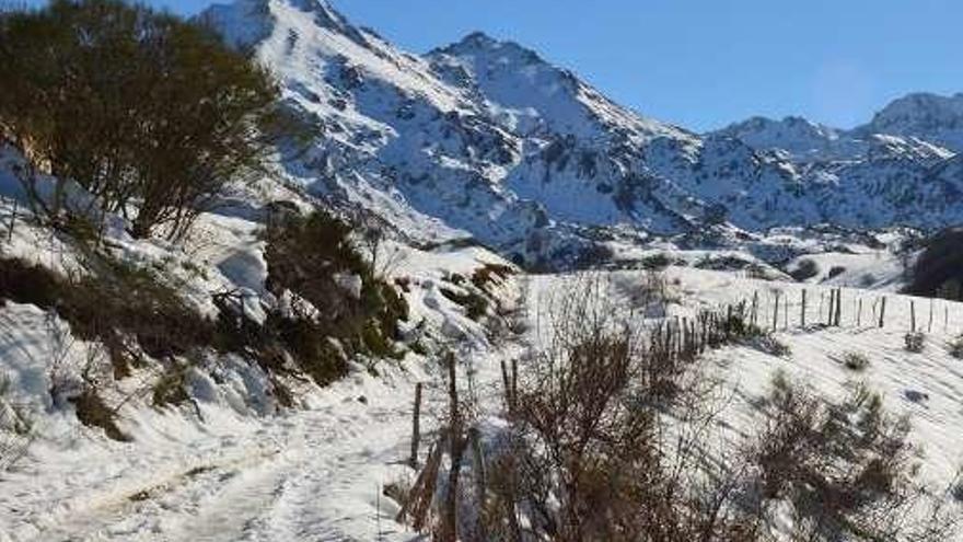 El camino al Lago del Valle y el pueblo de Valle de Lago, en Somiedo, ayer.