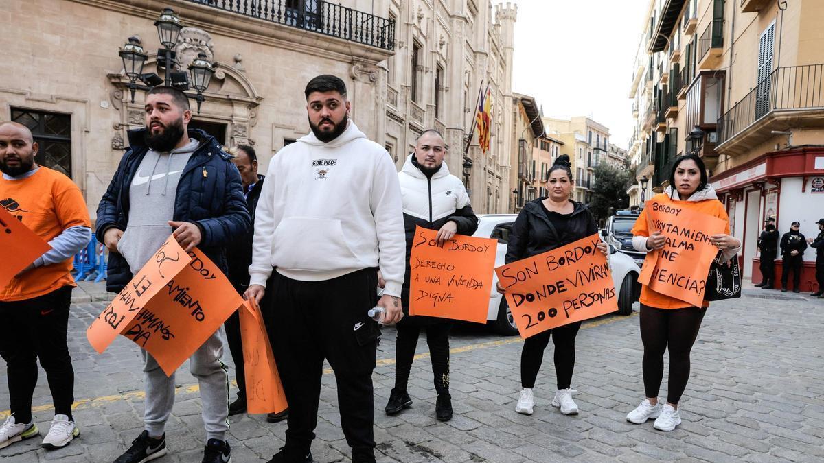 VÍDEO | Algunos de los residentes en infraviviendas en Son Bordoy en la plaza de Cort.