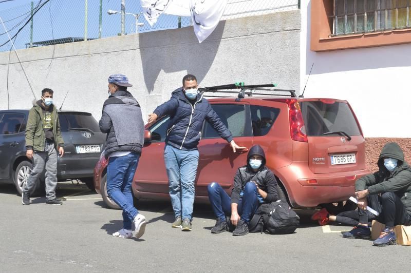 Inmigrantes a las puertas del campamento Canarias 50