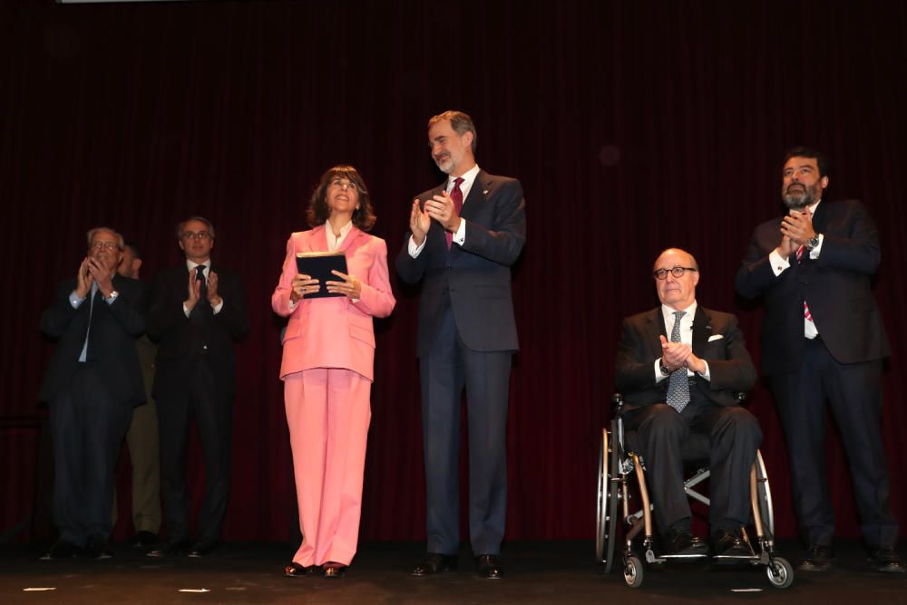 El Rey Felipe VI entrega, emocionado, el premio a título póstumo a la trayectoria empresarial a Plácido Arango