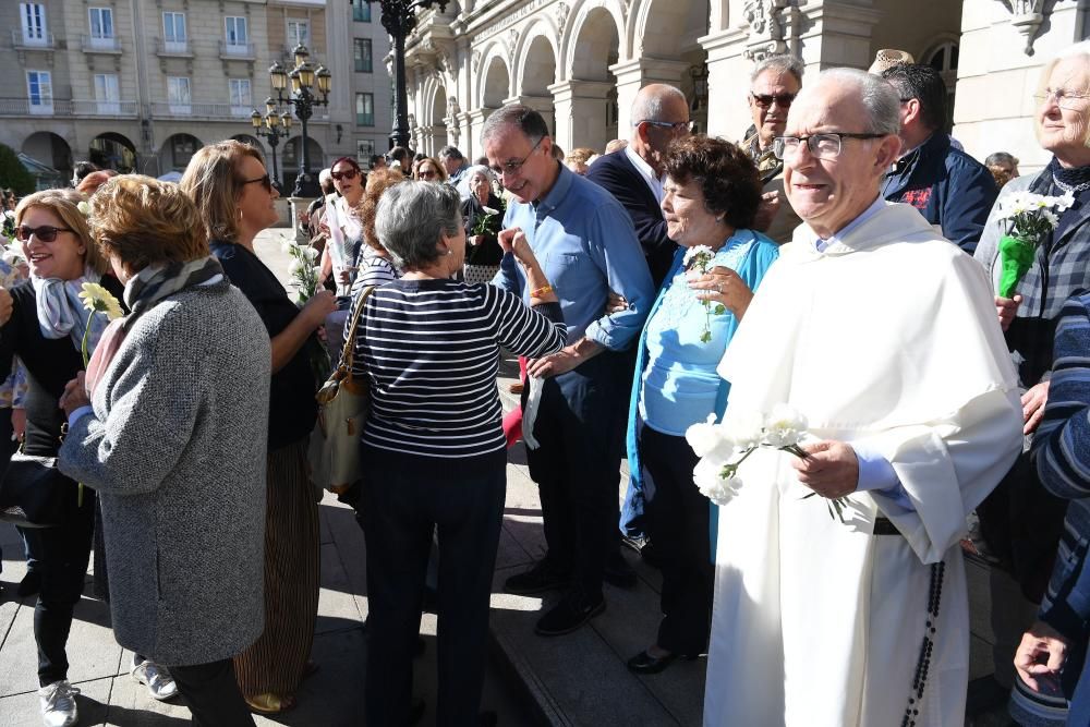 Alrededor de trescientas personas rechazan las explicaciones municipales, que atribuyen los hechos a un error de la empresa de la recogida de la basura.