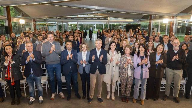 Rueda, Luis López, Paula Prado, varios conselleiros y otros cargos del PPdeG, ayer en Cuntis.