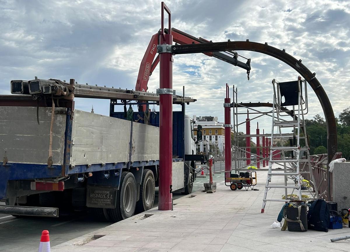 Continúan los trabajos para la instalación de toldos en el puente de San Telmo
