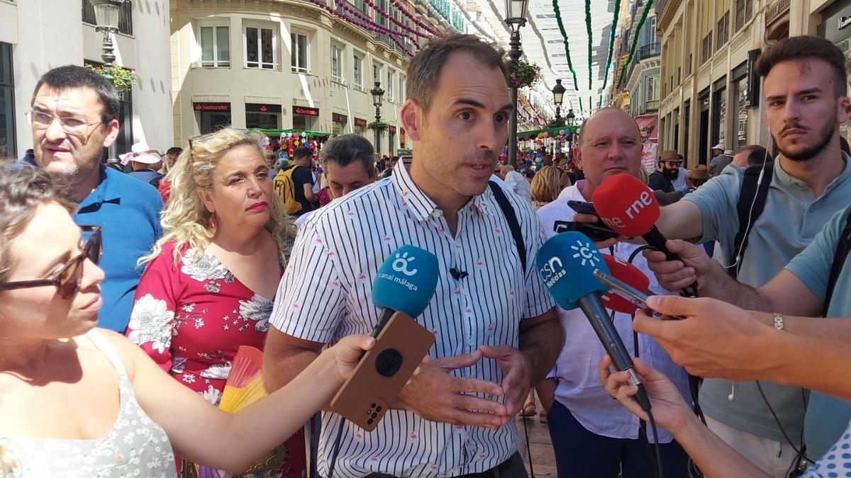 Toni Valero, coordinador general de IU Andalucía, atiende a los medios este miércoles en la Feria de Málaga.