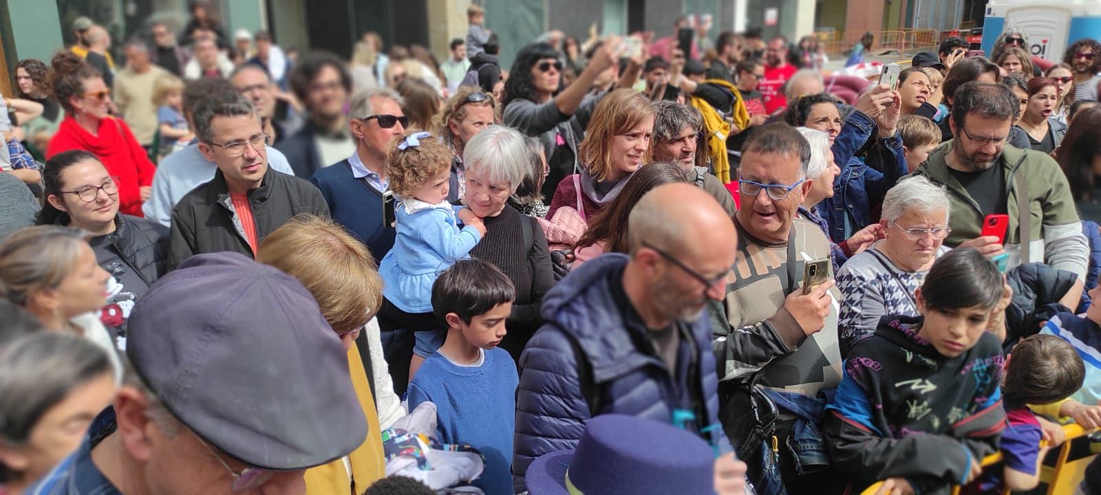 La Trencada de la Mona pels que no tenen padrins presideix el Dilluns de Pasqua a Olot