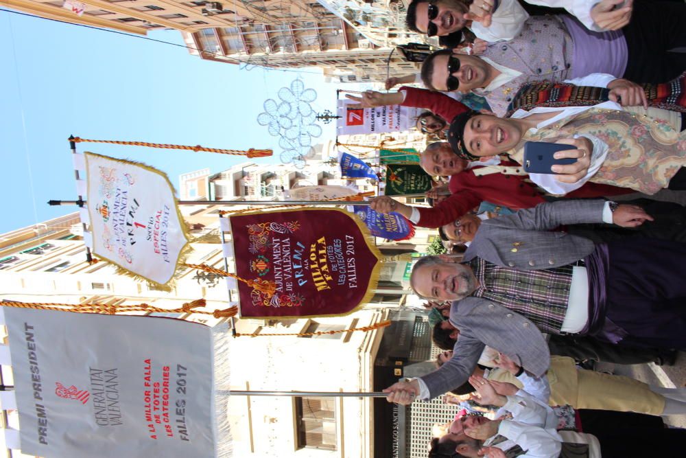 Recogida de premios de las comisiones falleras