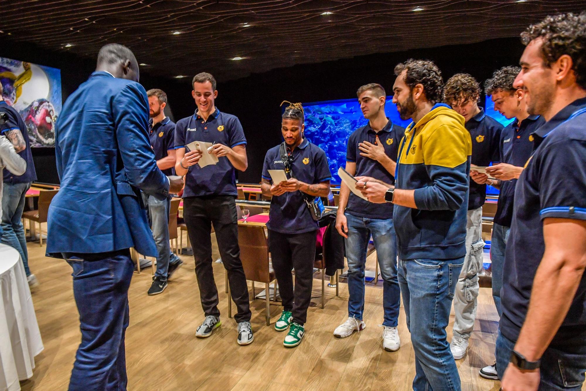 Los jugadores del CB Gran Canaria visitan el acuario Poema del Mar