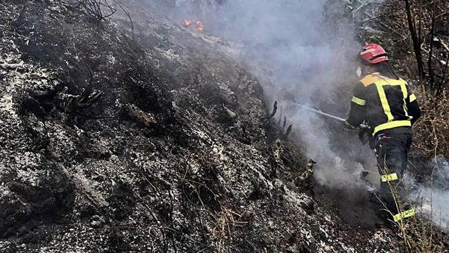 Bomberos del Consorcio actuando sobre el incendio en Valsendero.