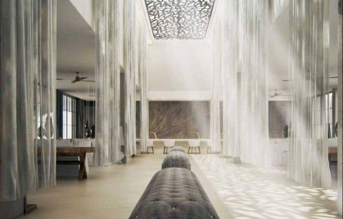 El lobby cálido y elegante al estilo Mediterráneo clásico con altos techos e iluminación natural.