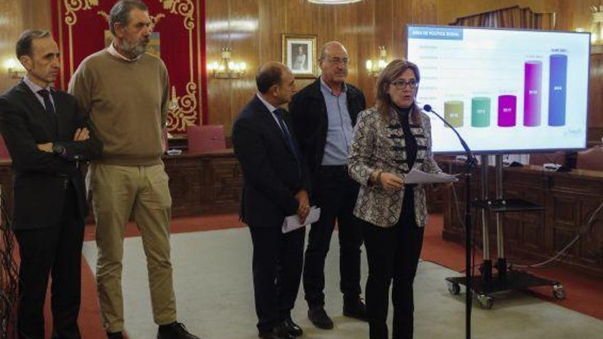 La presidenta de la Diputación de Zamora Mayte Martín Pozo junto al resto de diputados durante la presentación de los presupuestos para 2019.