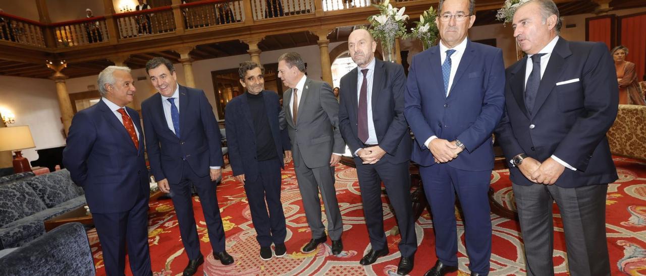 De izquierda a derecha, Jesús Chamorro, Román Rodríguez, Adolfo Domínguez, Alfredo Canteli, Juan Cofiño, Orlando Alonso y Pablo Junceda, conversando en el vestíbulo del hotel de La Reconquista, minutos antes del inicio del homenaje del Día de Galicia en Asturias. | Miki López