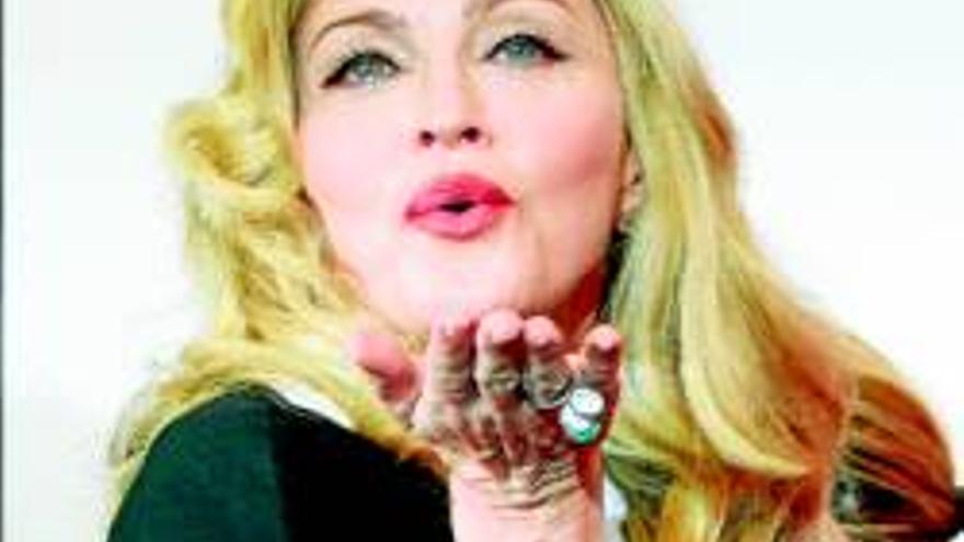 ...y la rubia Madonna se estrella
