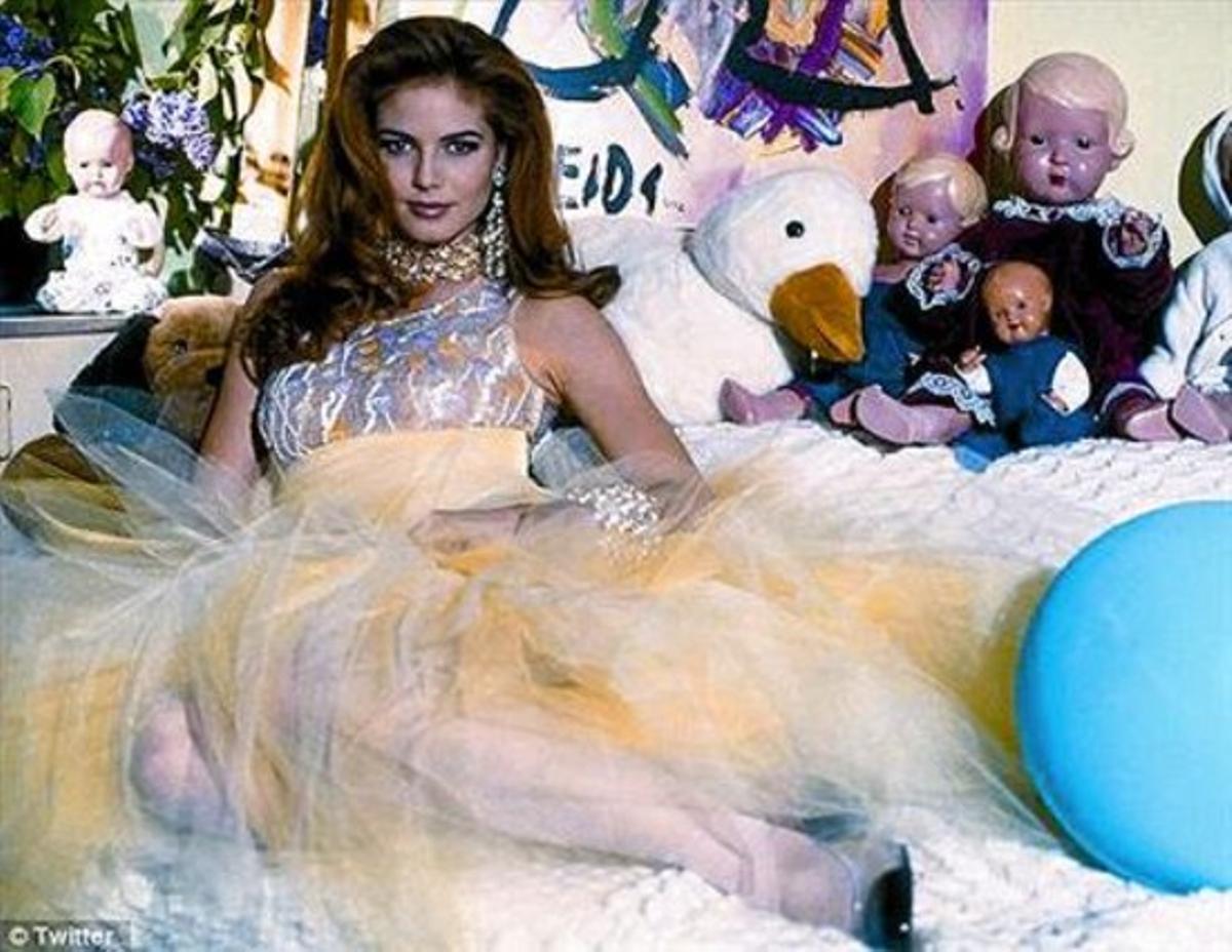 Heidi Klum, als 19 anys, sobre un llit envoltat de ninos i peluixos.