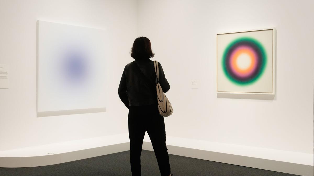 La poesía que esconde el desenfoque en el arte y que produce una incómoda mirada al espectador al intentar descifrarlo es el hilo conductor de 'Desenfocado. Otra visión del arte', la nueva exposición del CaixaForum Barcelona elaborada junto al museo parisino de la Orangerie con obras de Claude Monet, Mark Rothko y Joseph Mallord William Turner, entre otros artistas. EFE/Enric Fontcuberta