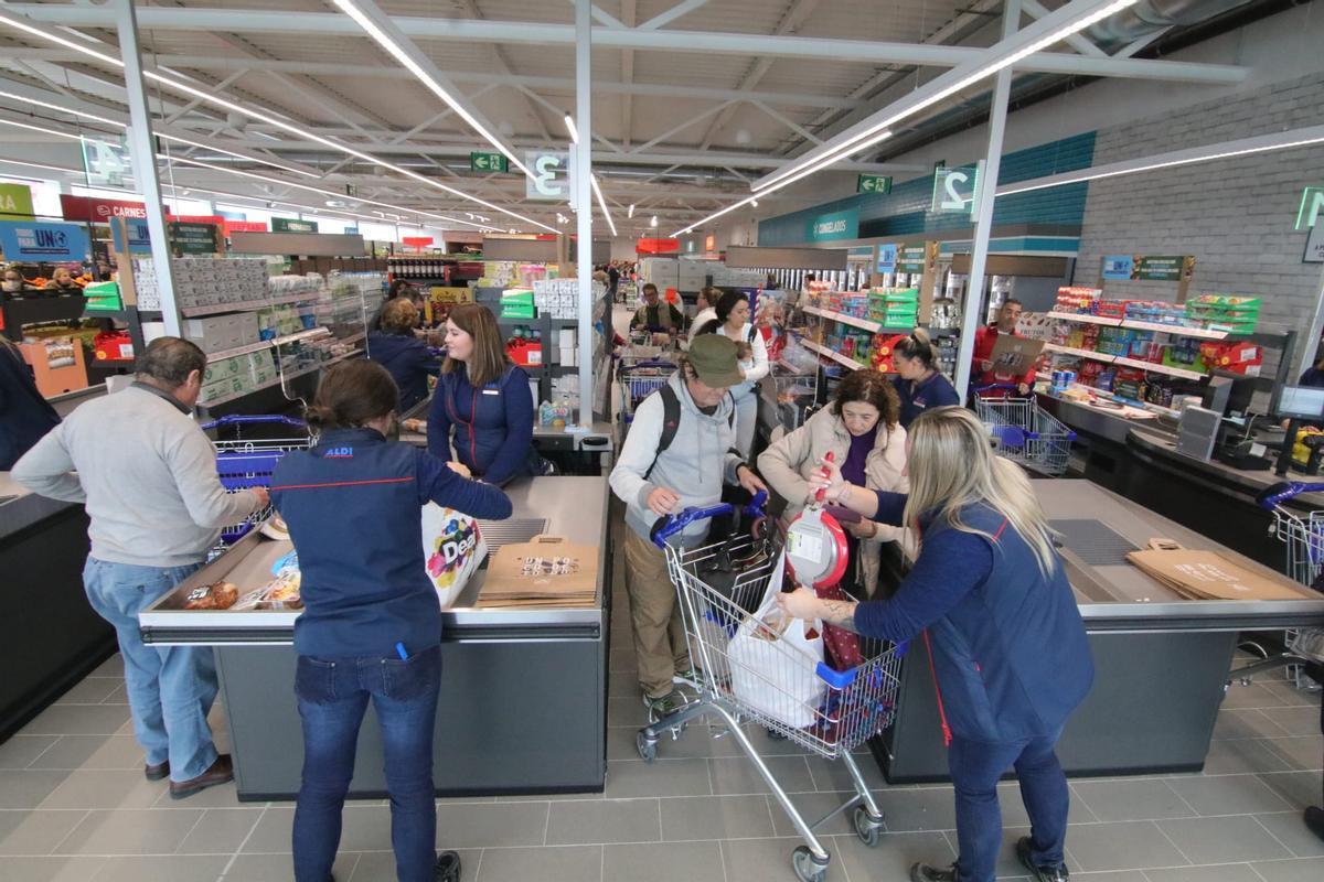 Cajas registradoras en el nuevo supermercado Aldi del polígono Pedroche.