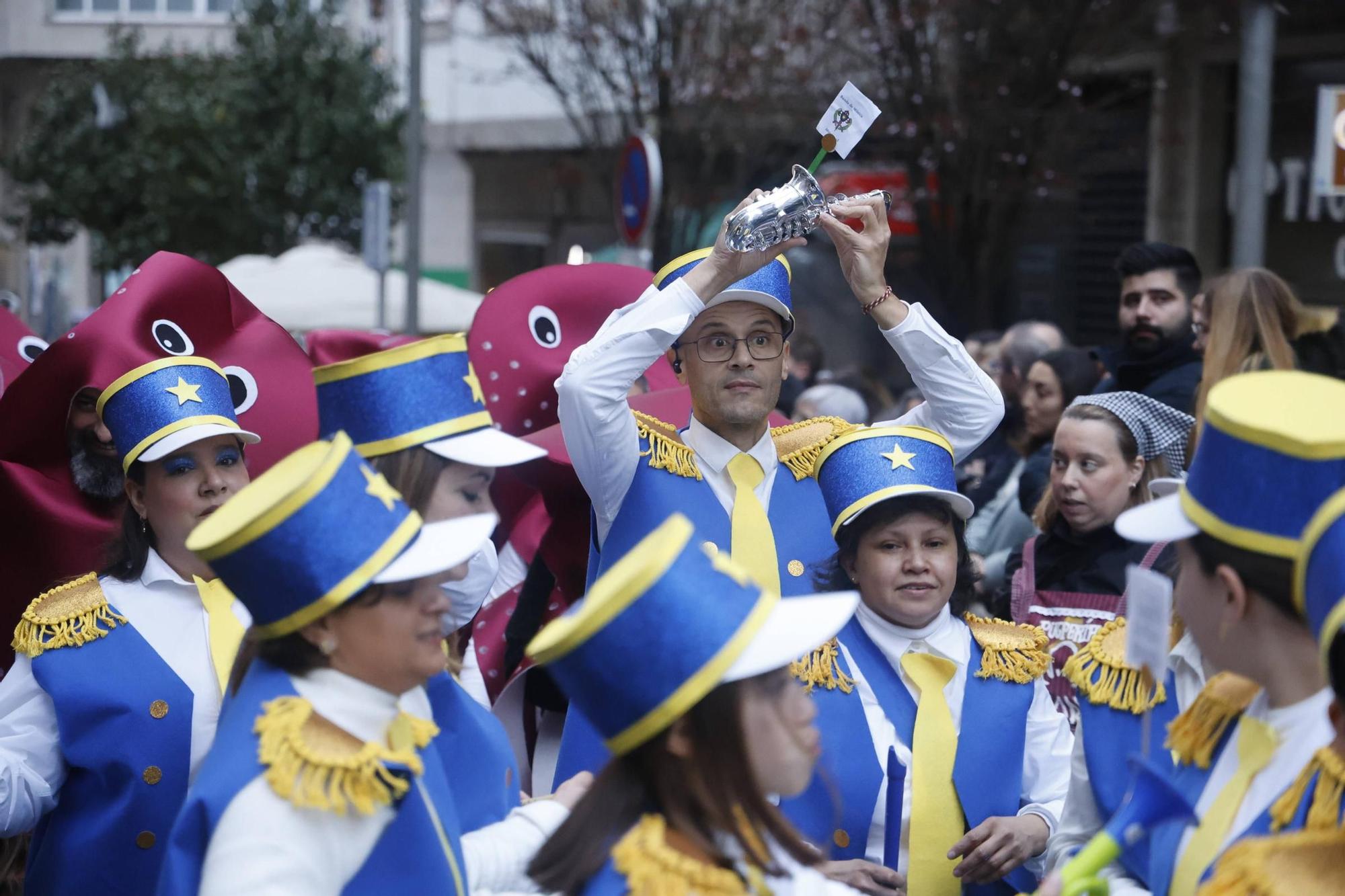 Santiago disfruta del tradicional desfile de martes de Entroido