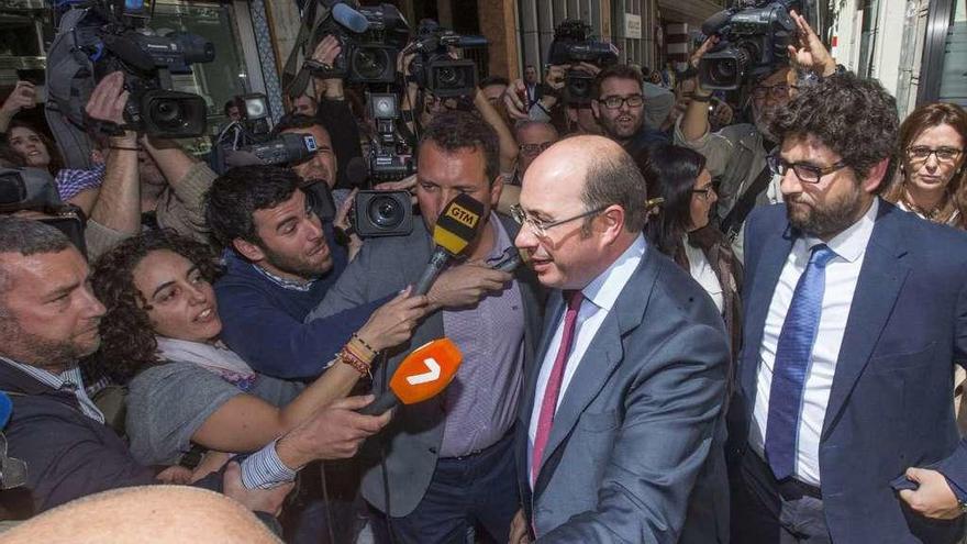 Pedro Antonio Sánchez abandona la reunión en la que comunicó al PP su dimisión seguido por Fernando López Miras, su probable sucesor.  // Efe