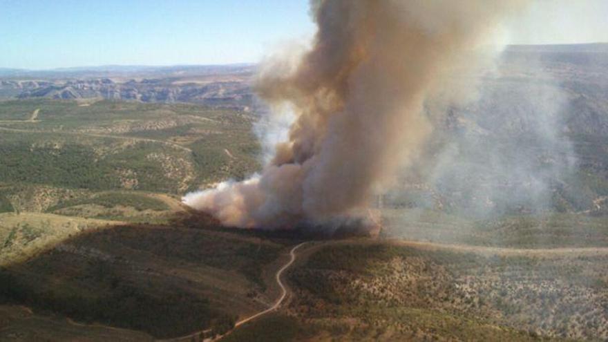 El incendio de Ejulve evoluciona bien por el viento aunque podría empeorar