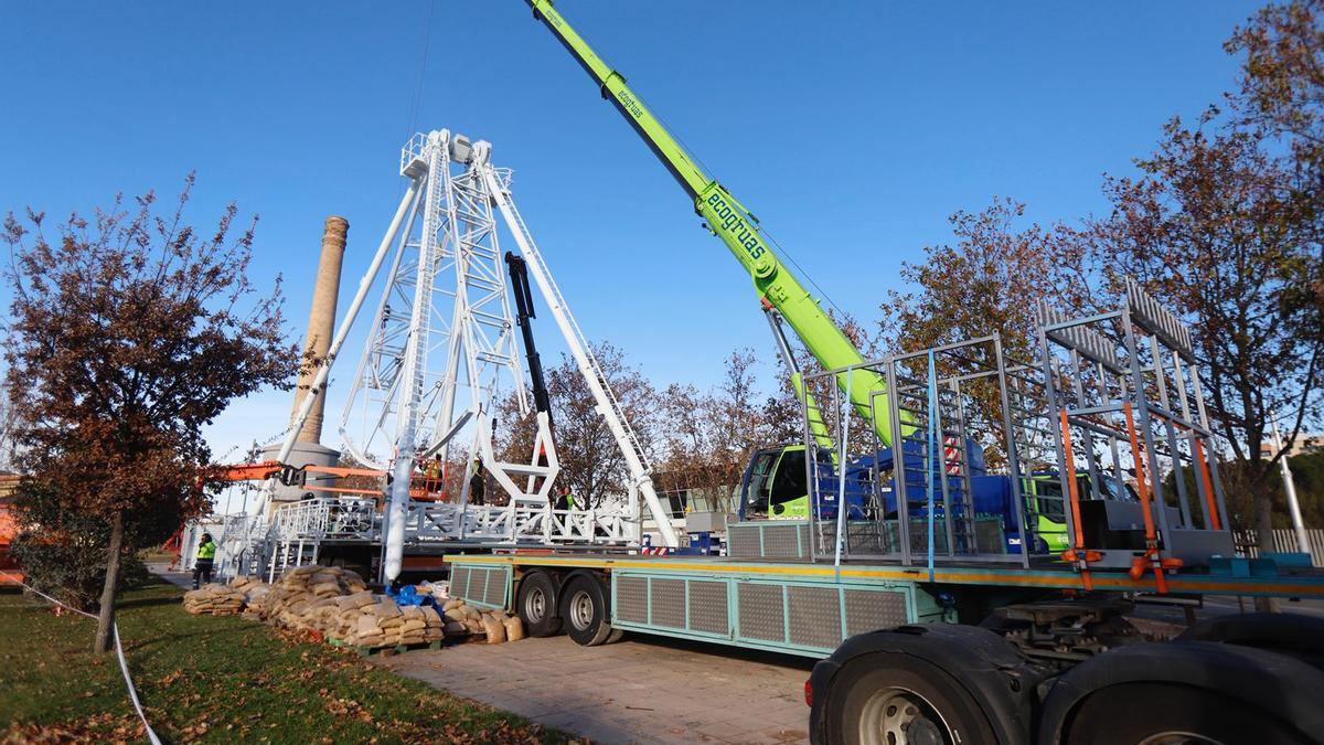 Montaje de la noria gigante de Helios frente a La Chimenea, en Zaragoza