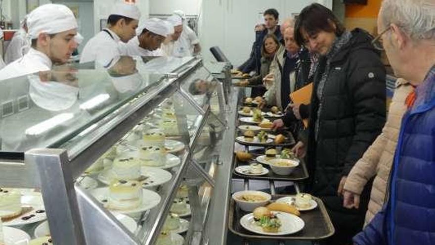 La Escuela de Cocina de Llanes lleva lo mejor de la gastronomía asturiana al País Vasco