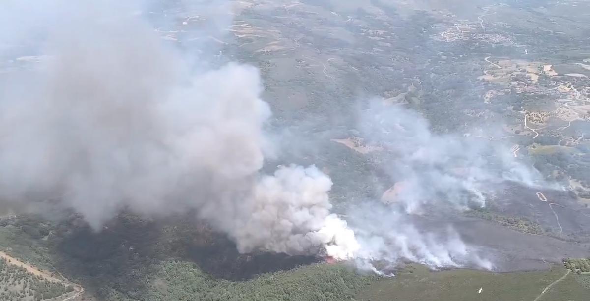 Así se veía el incendio forestal de este domingo en A Mezquita, desde el helicóptero de la BRIF de Tabuyo del Monte.
