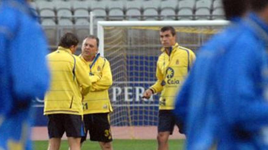 Juan Manuel Rodríguez, junto a Socorro y Billy, dirigió ayer su primer entrenamiento al frente de la UD Las Palmas. i YAIZA SOCORRO