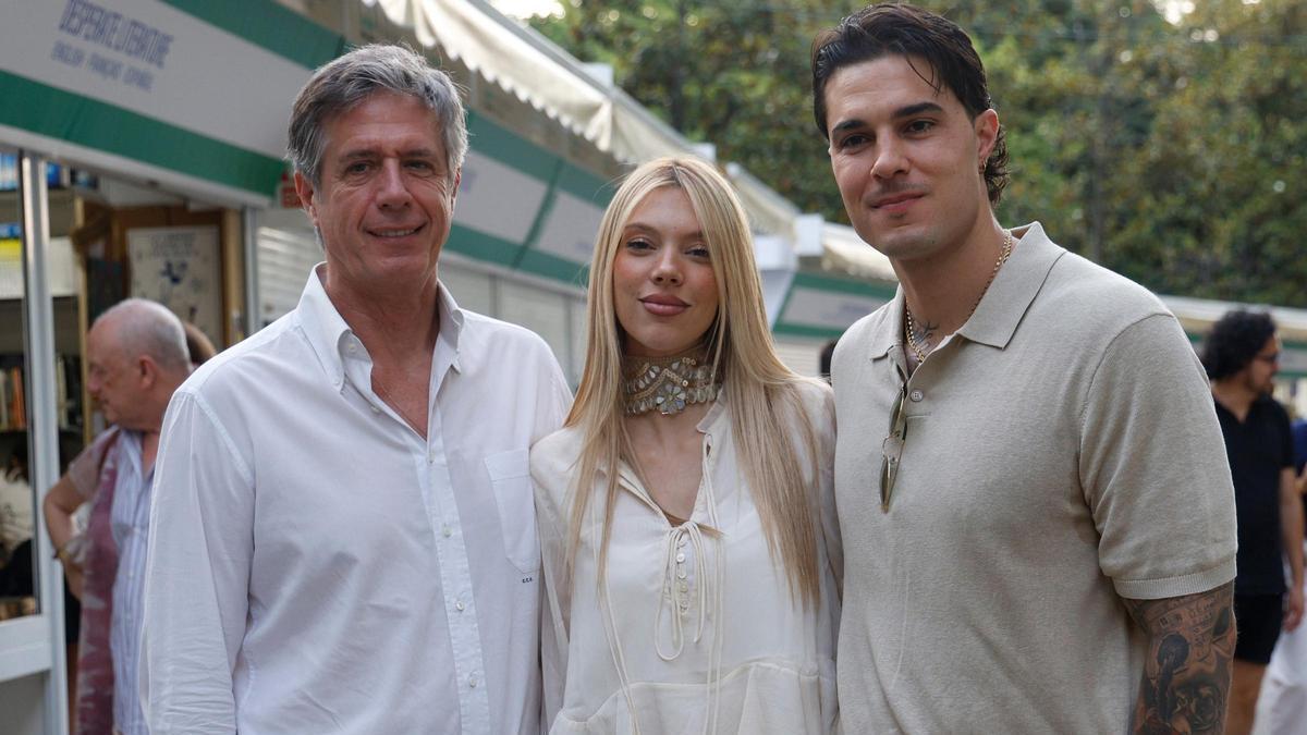 Carlo Costanzia padre arropa a su nuera, Alejandra Rubio, y a su hijo en la Feria del Libro