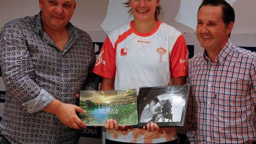 Celia García, con el vicepresidente del Zamarat, Alberto González, y con el director de Aquona, Nicolás Esmorís.