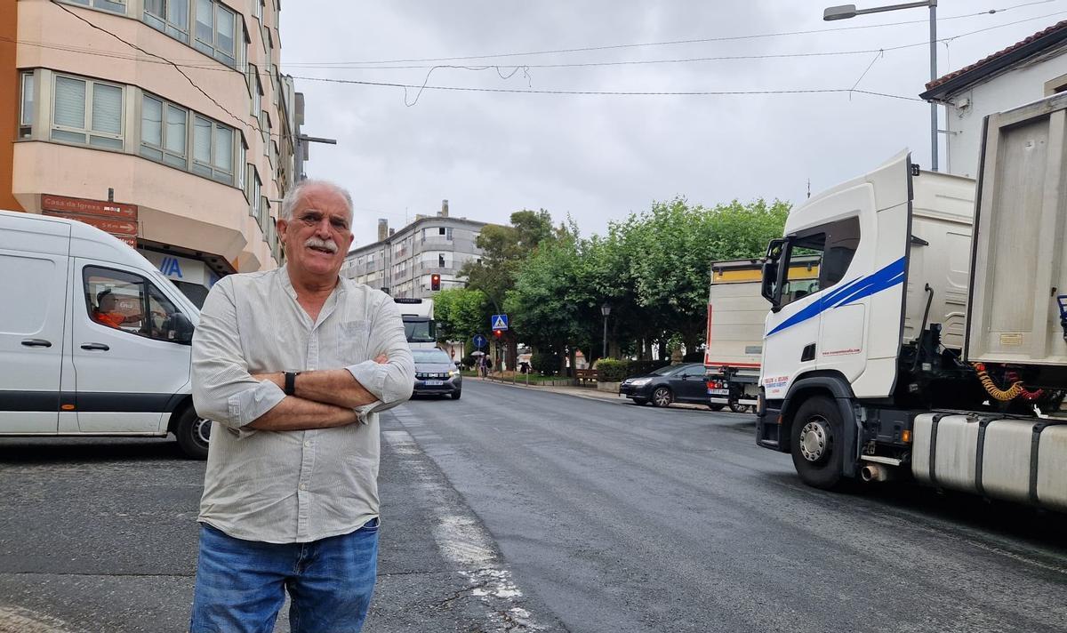 Xoán Xesús Carril, alcalde de Arzúa, en la N-547 a su paso por la localidad.