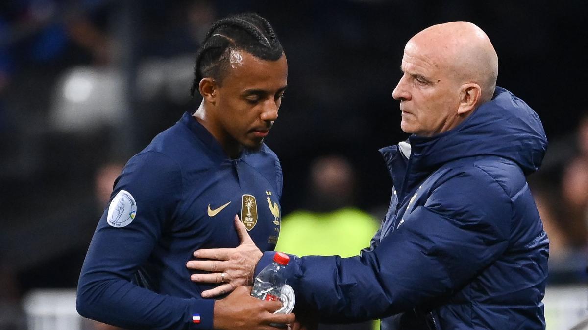 Jules Koundé se retira del partido de Francia contra Austria en la UEFA Nations League 2022