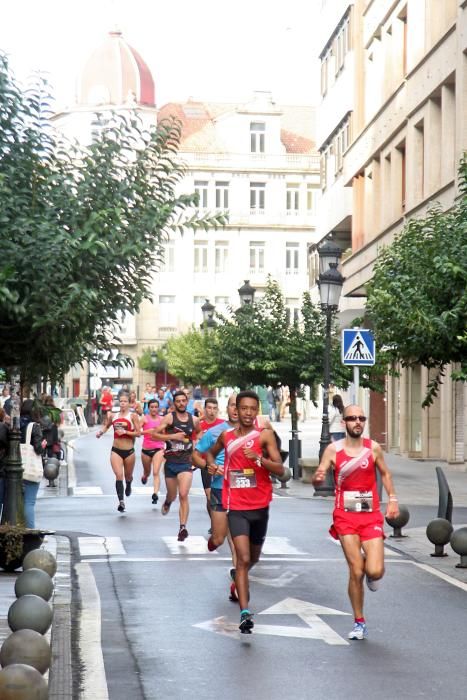 La carrera atrae a 500 atletas para completar los casi 10 kilómetros de recorrido por el casco urbano de A Estrada.