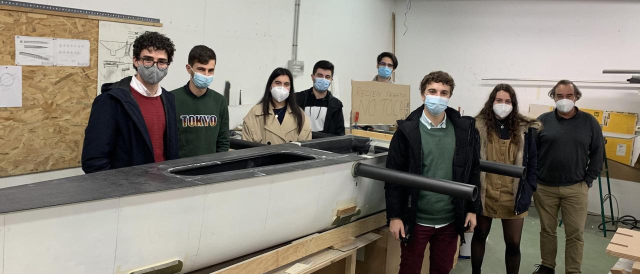 Alumnos de la UVigo y el ingeniero de Seadrone Íñigo Echenique durante la fabricación.