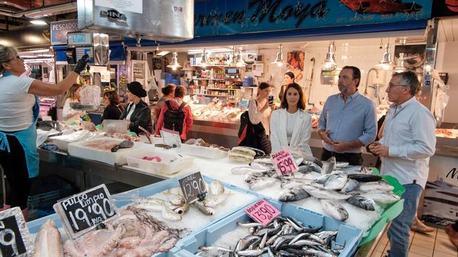 Todas las fotos de la visita del conseller Alejandro Sáenz en el Mercat Nou de Ibiza