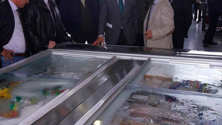 Maíllo, segundo por la derecha, flanqueado por el presidente y gerente de Asovino.