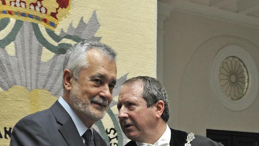 El presidente de la Junta de Andalucía, José Antonio Griñán (i) junto al presidente del Consejo Consultivo, Juan Cano Hueso, durante el acto celebrado hoy, miércoles 20 de junio de 2012, de presentación de la memoria de 2011 del Consejo Consultivo de Andalucía que se ha celebrado en Granada.