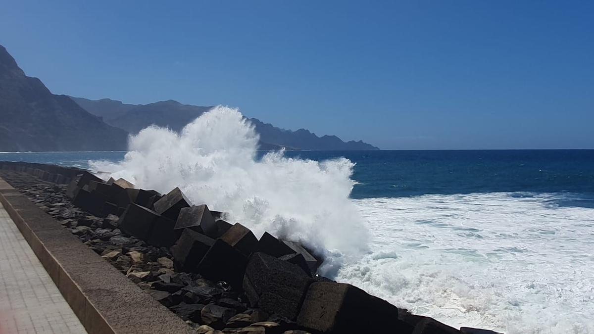 Fuerte oleaje en las costas de Canarias, este viernes